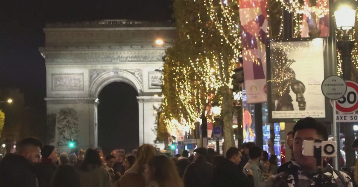 В Париж запалиха празничните светлини на Шан-з-Елизе“. В края на