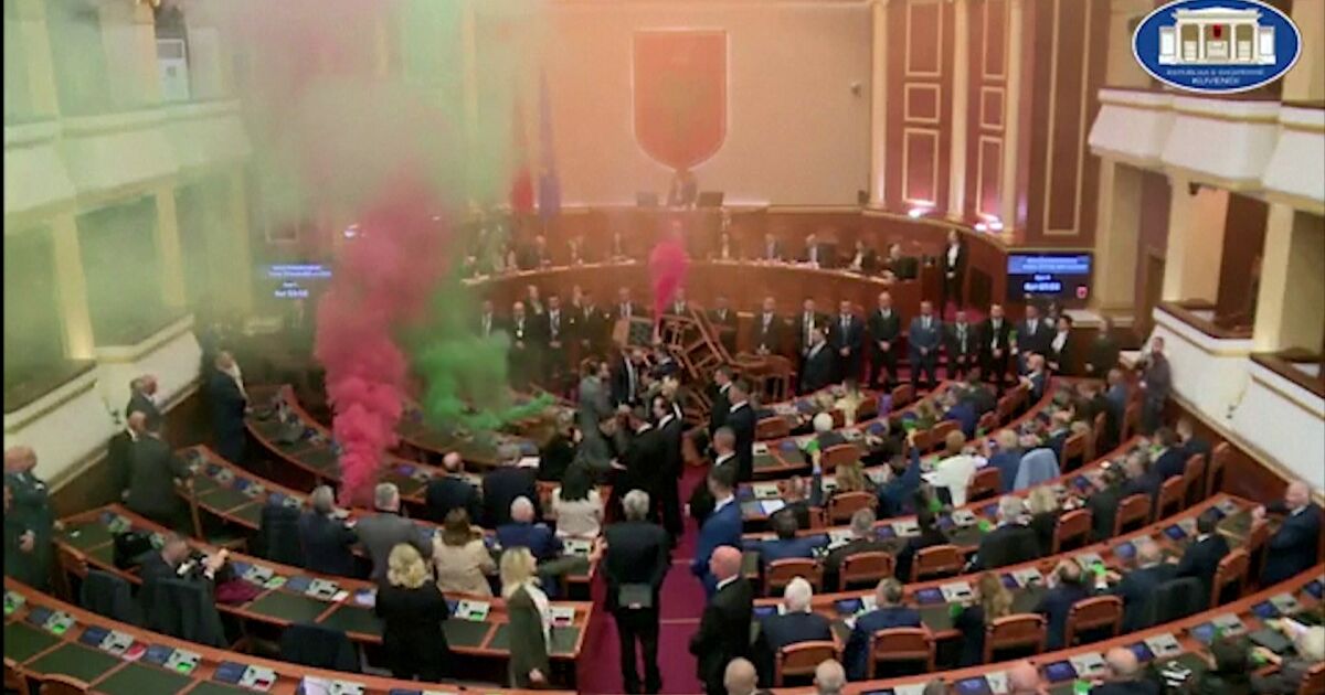 Горещи страсти и в албанския парламент. Опозицията запали димни факли