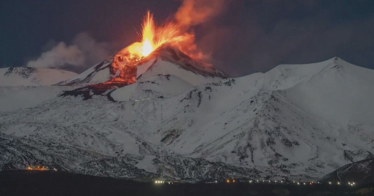 Красиви кадри от снежния вулкан Етна, който продължава да изригва.