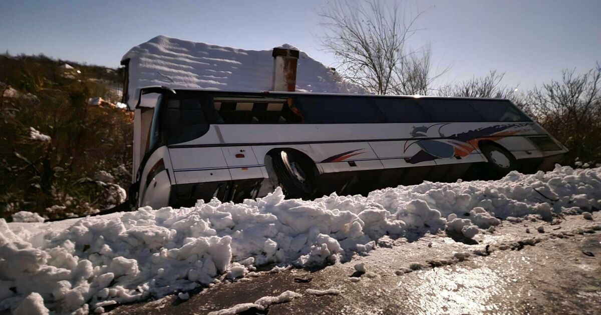 Автобус с работници е излязъл от пътя и е паднал