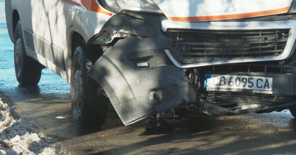 Катастрофа между линейка и лек автомобил в София. Инцидентът е