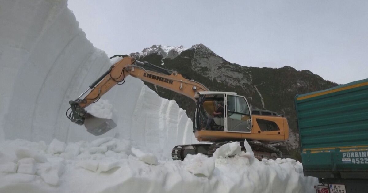 Австрийски ски курорт използва сняг от миналата зима, за да