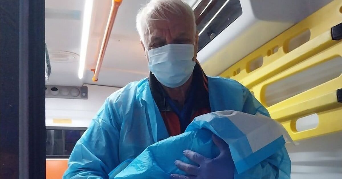 Фелдшерът, който преди две седмици изроди бебе в линейка, получи