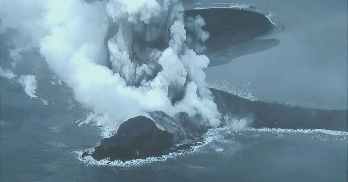 Вулкан в Япония изхвърли пепел, камъни и дим на 200