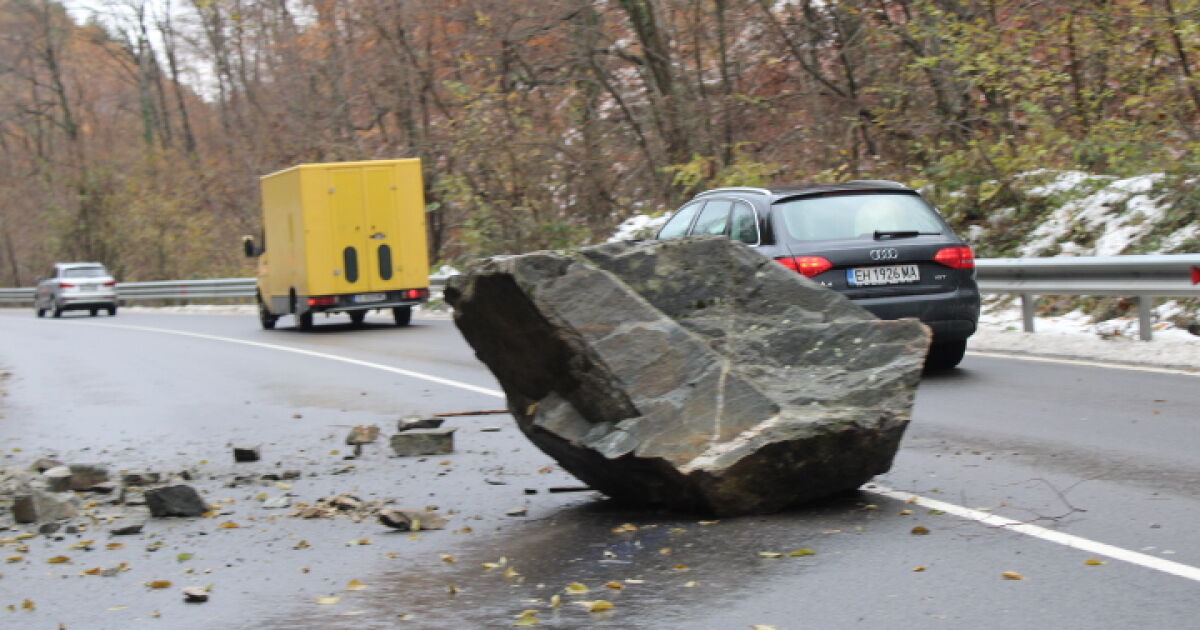 Голям скален къс падна на пътя Симитли-Банско. Скалата е паднала