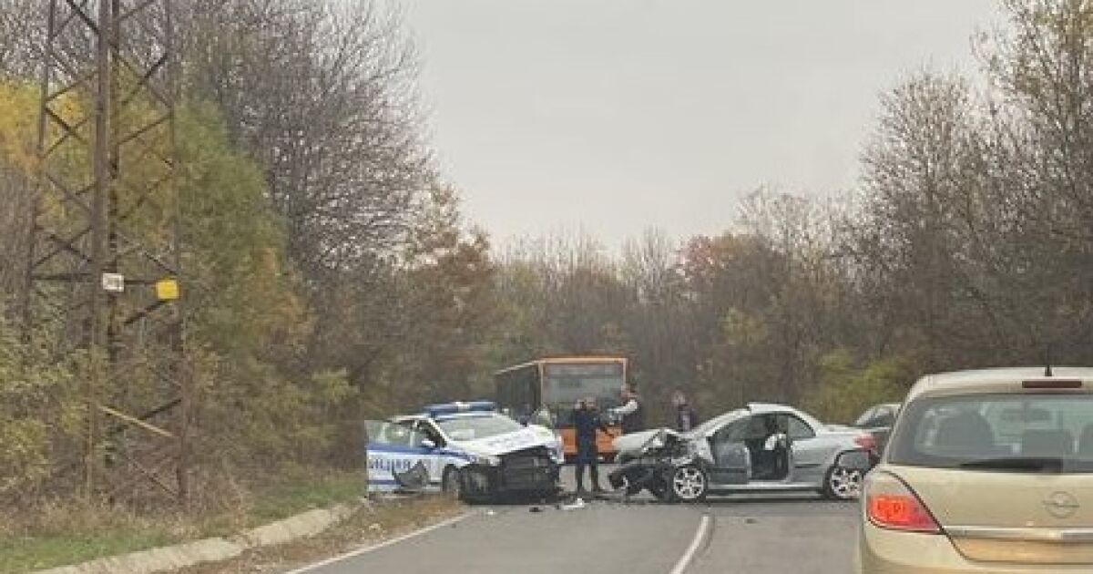 Катастрофа между патрулен автомобил на полицията и автомобил е станал
