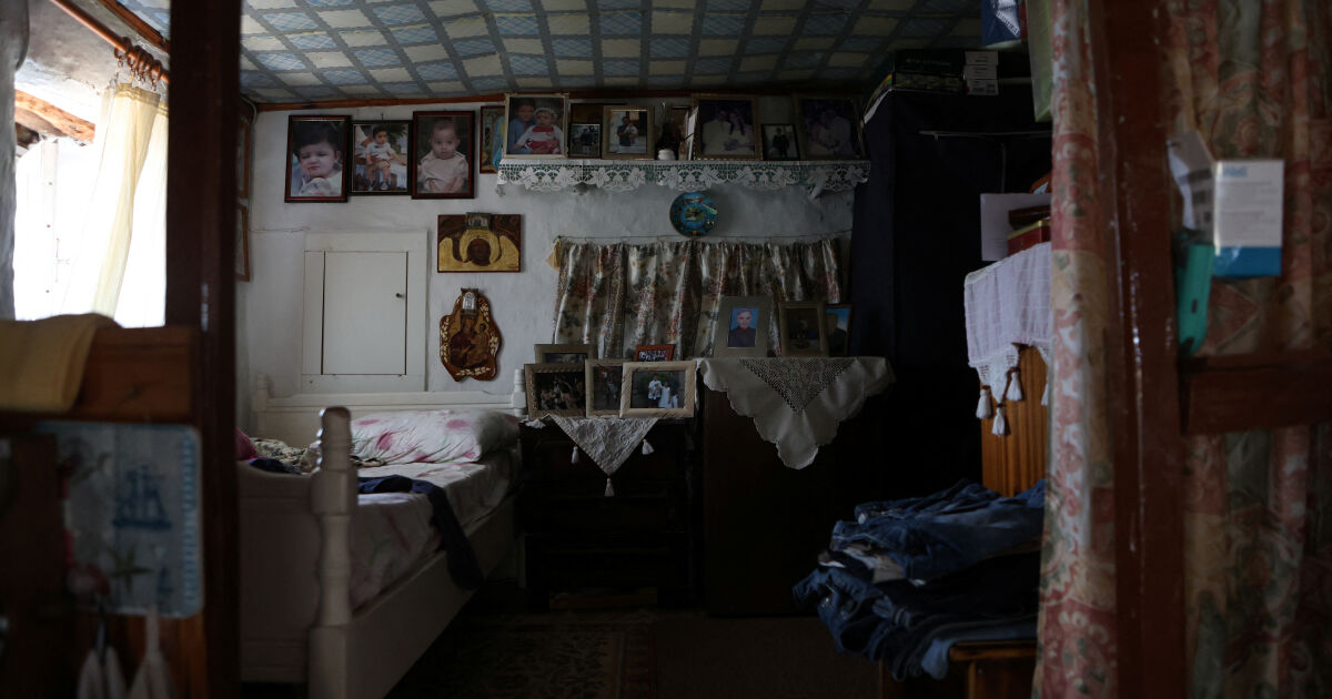 В своята работилница на брега на морето на гръцкия остров