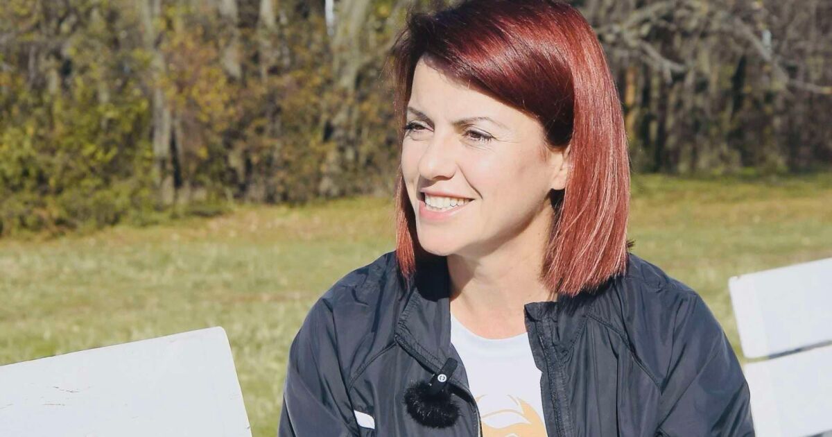 Ели Джерахова е непрофесионален състезател, работи в сферата на дигиталния