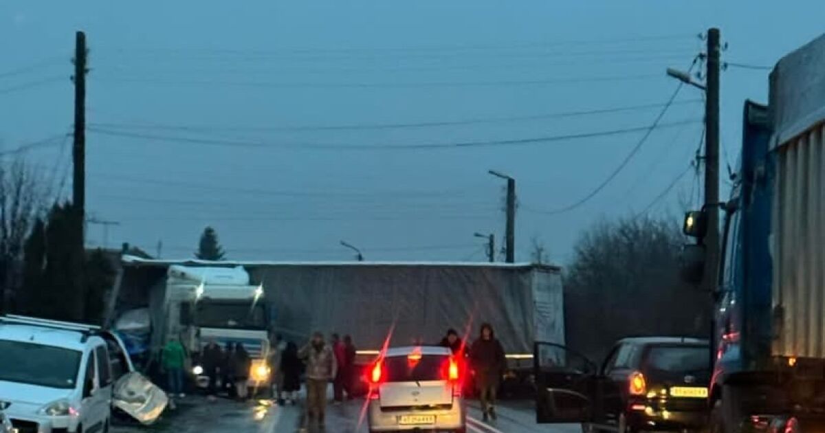 Румънски тир се е блъснал последователно в ограда и навес