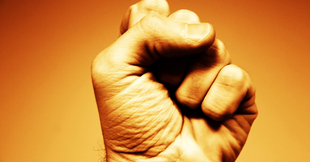 Мъж е с опасност за живота и множество наранявани след