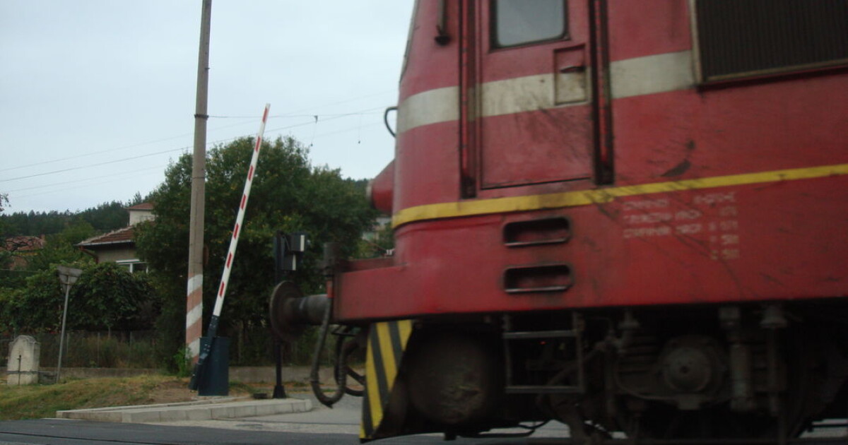 Влак по линията Стара Загора - Русе е блъснал лек