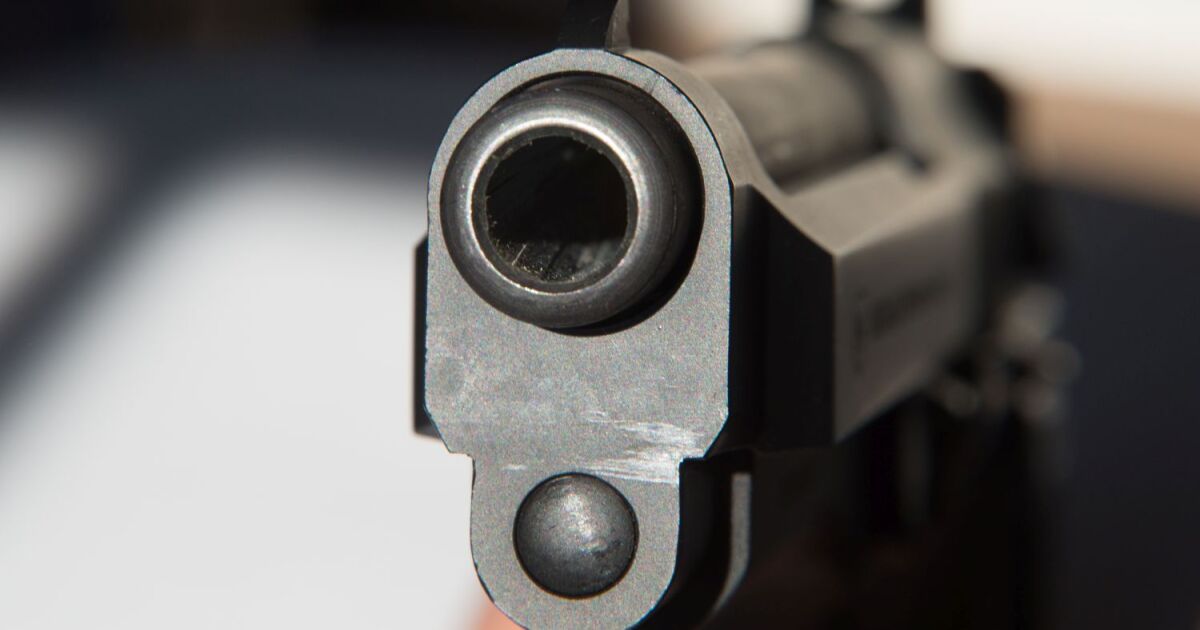 46-годишен баща стреля с пистолет по 11-годишния си син в