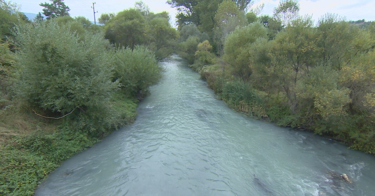 Полицията разследва случай с открито тяло във водите на река