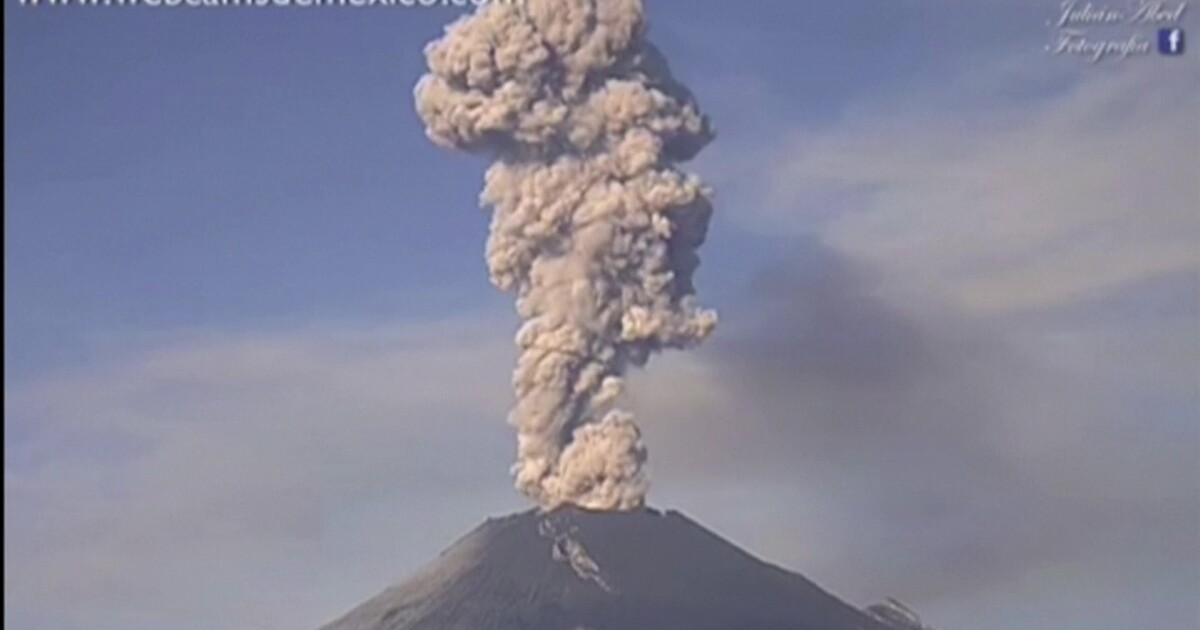 Пепел и дим изригват от мексиканския вулкан Попокатепетъл. Това е