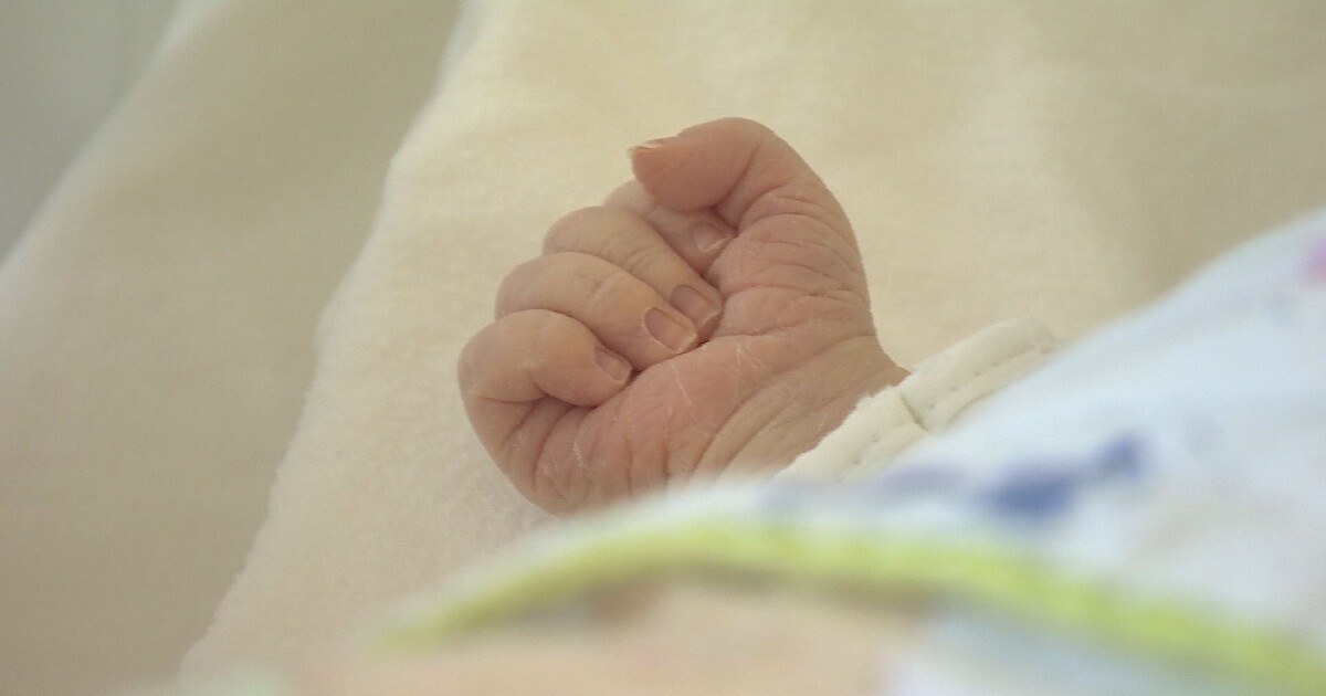 Новородено бебе на 22 дни с коклюш и тежки усложнения