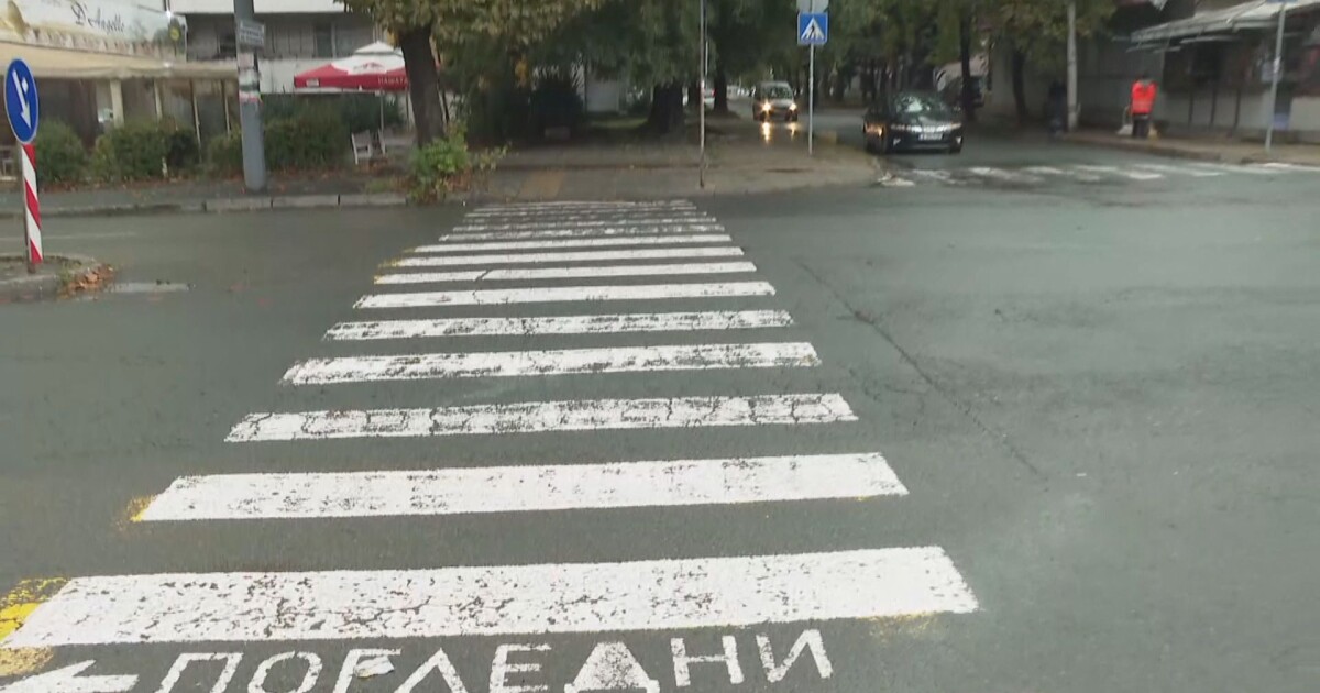 Две пешеходки са били блъснати на пешеходна пътека в Разград снощи, съобщи