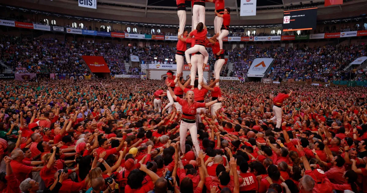 Състезание за най-висока кула от човешки тела събра хиляди зрители