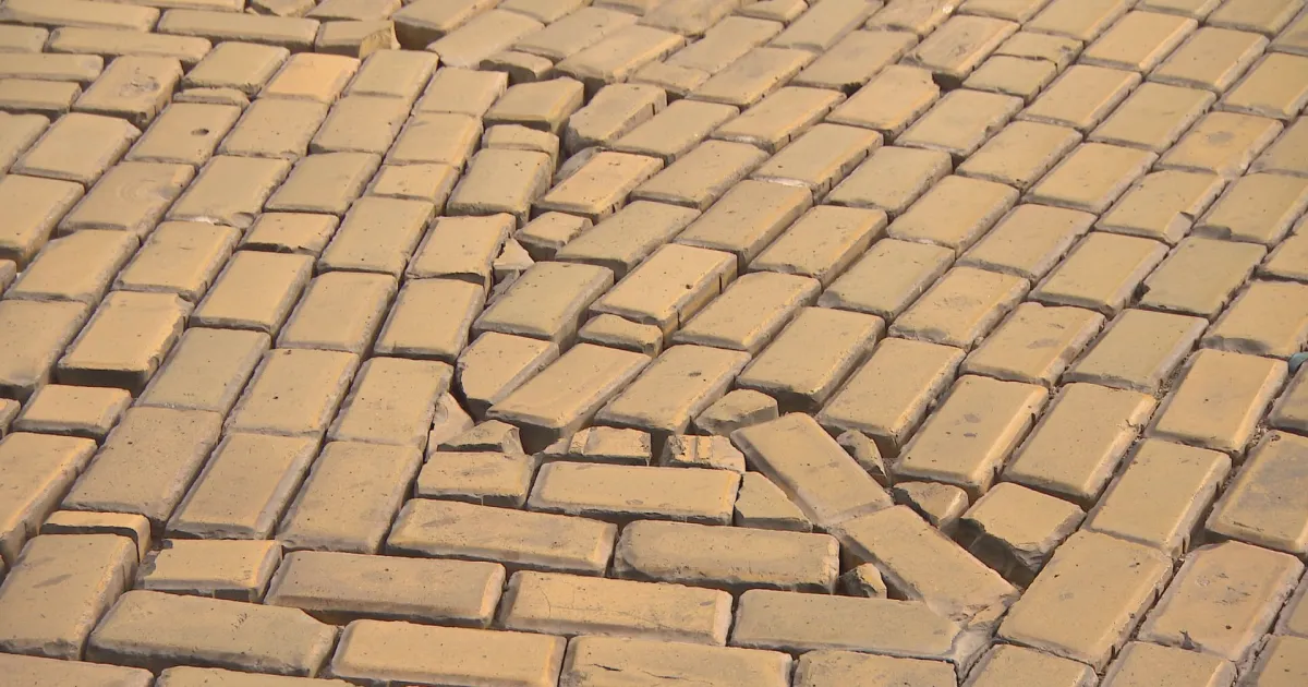 Нов повреден участък след ремонта на жълтите павета в центъра