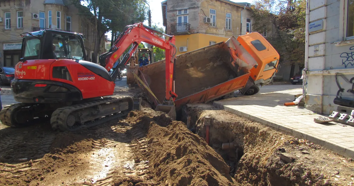 Товарен камион в изкоп в Русе. Самосвалът е дал на