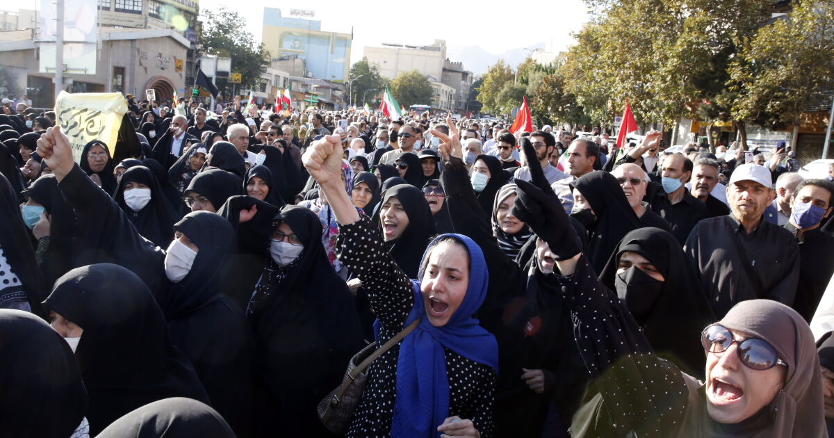 Не стихват протестите в Иран след . Нов видеозапис показва