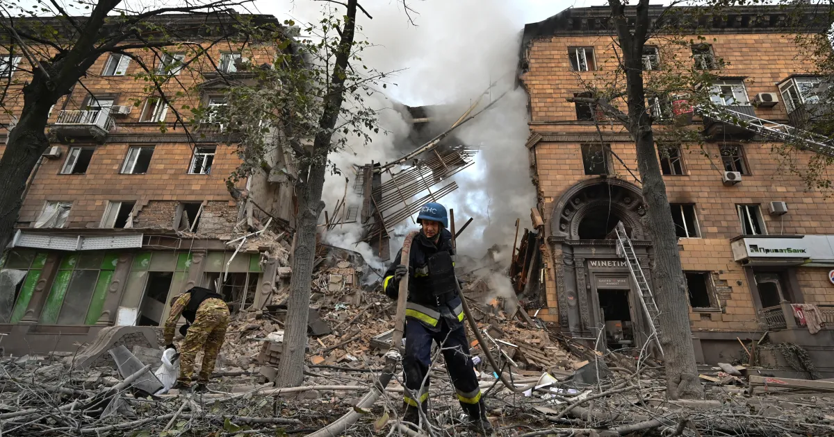 Най-малко двама души са загинали при среднощен по украинския град