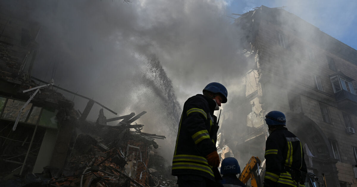 Украински спасители издирват оцелели след руската атака по жилищни сгради