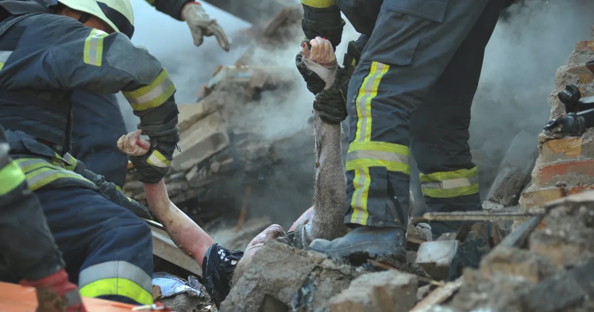 Най-малко 11 души бяха убити при на жилищни сгради в