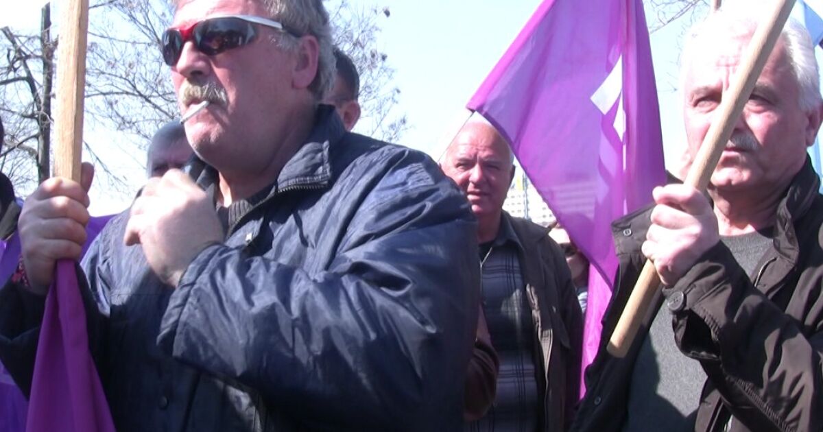 Протест на синдиката КНСБ в Пловдив.Демонстрацията е пред Дома на