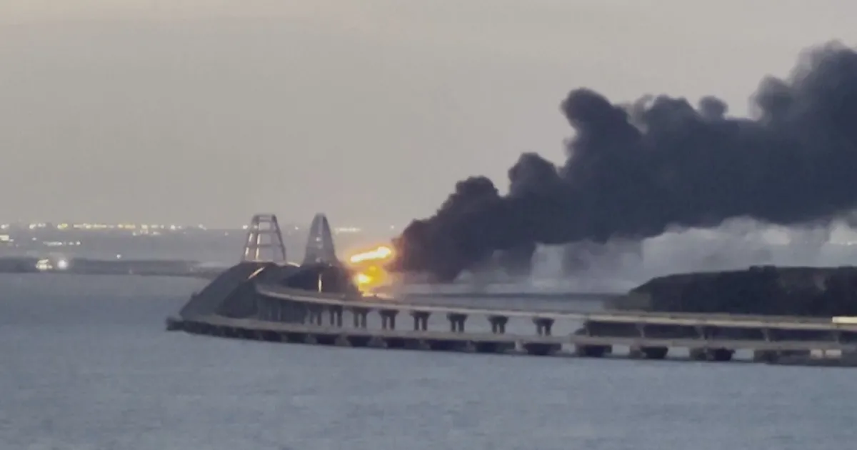 Цистерна с гориво се запали на Керченския мост в Крим,