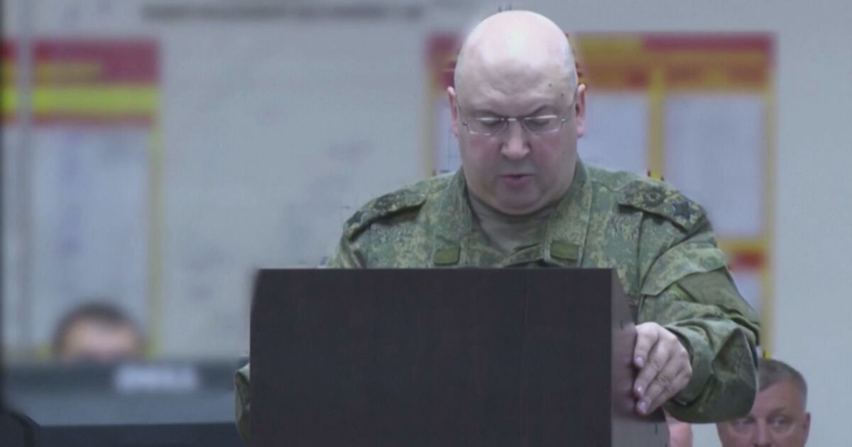 Генерал Сергей Суровикин, заместник-командващ руските военни операции в Украйна, в