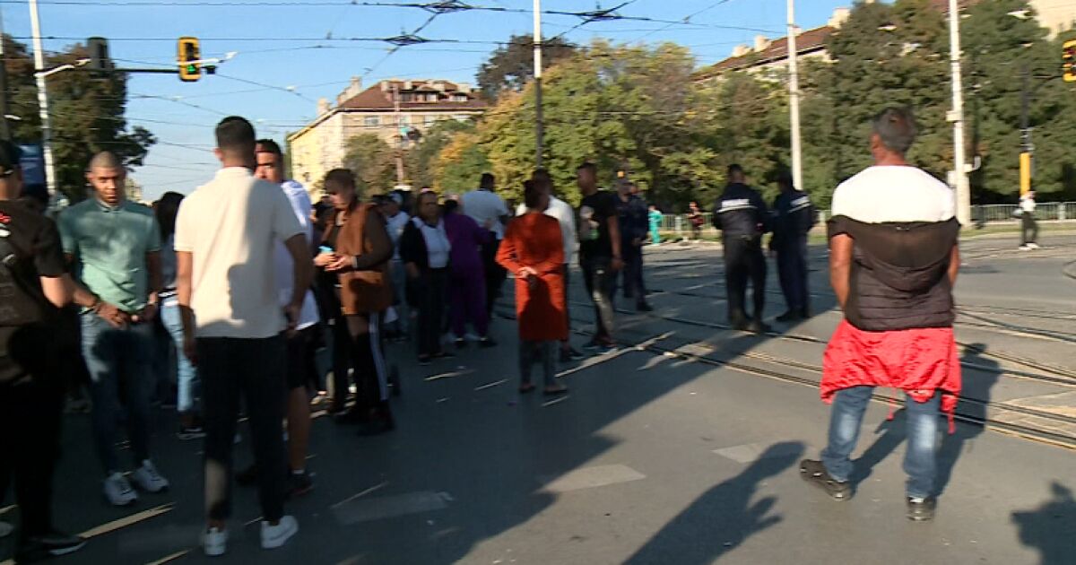 В този момент в София продължава протеста на роднини и