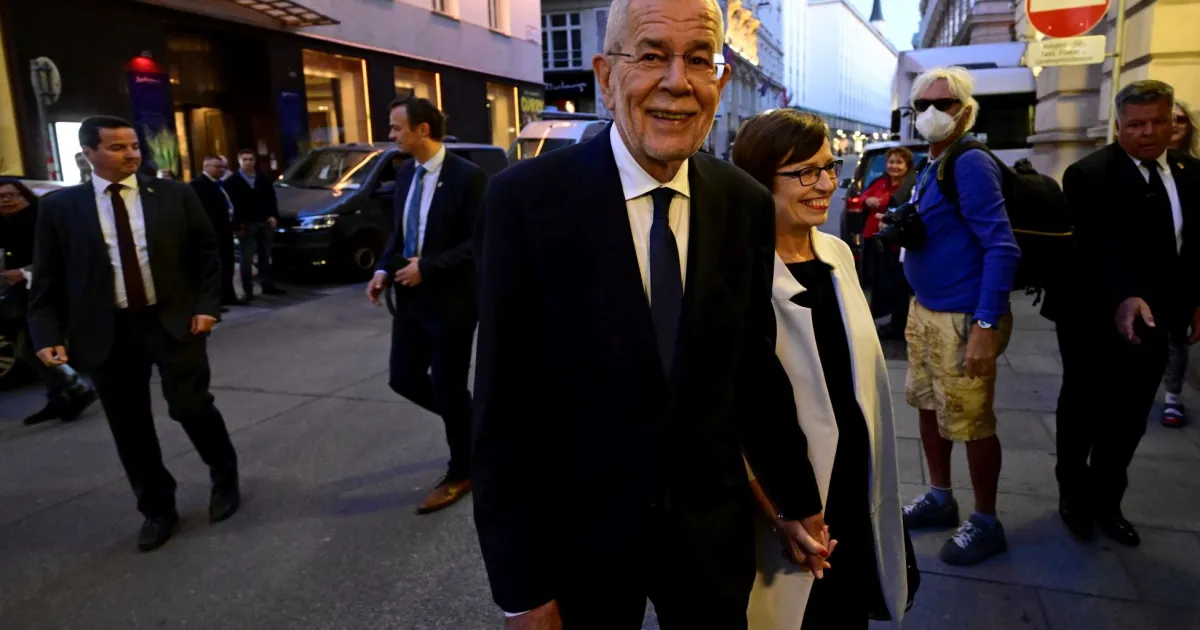 Австрийският президент Александър ван дер Белен печели над 50% от