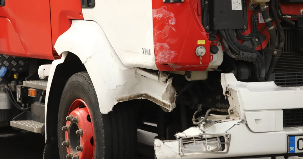 Лека катастрофа между микробус и противопожарен автомобил е станала в