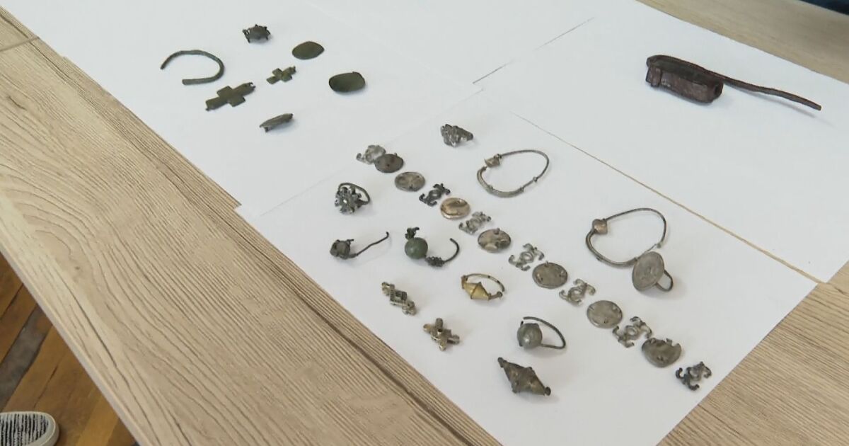 Много сребърни и златни накити, бижута, пръстени и монети са