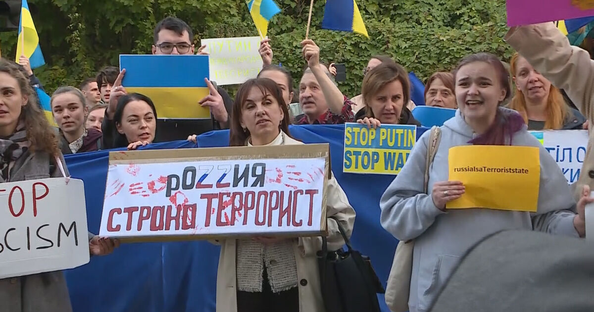 Пред руското посолство в София се събраха украински граждани, за