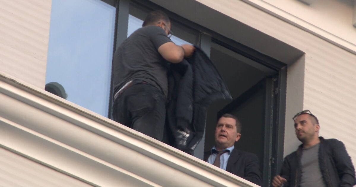 Двама работници излязоха на перваза на шестия етаж на жилищна