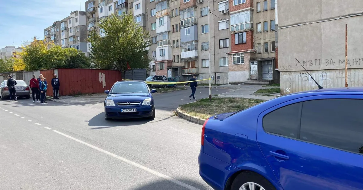 Мъж се барикадира в апартамент в кв. Изток в Казанлък.