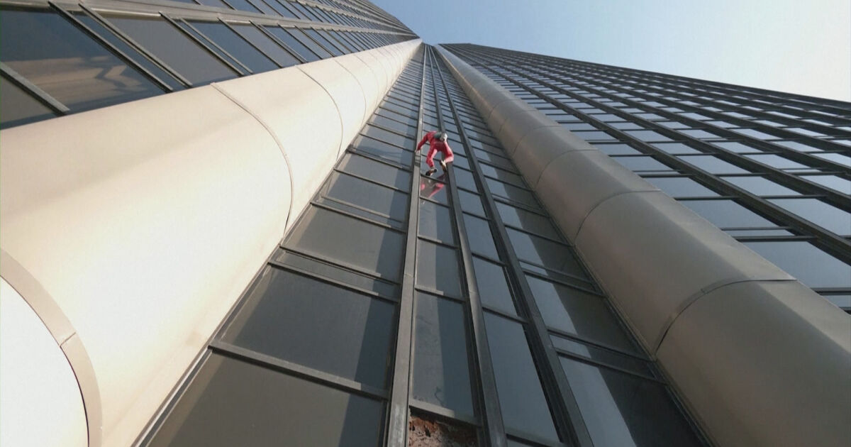 Френският алпинист Ален Робер, наричан Спайдърменът“ на страната, изкачи небостъргача