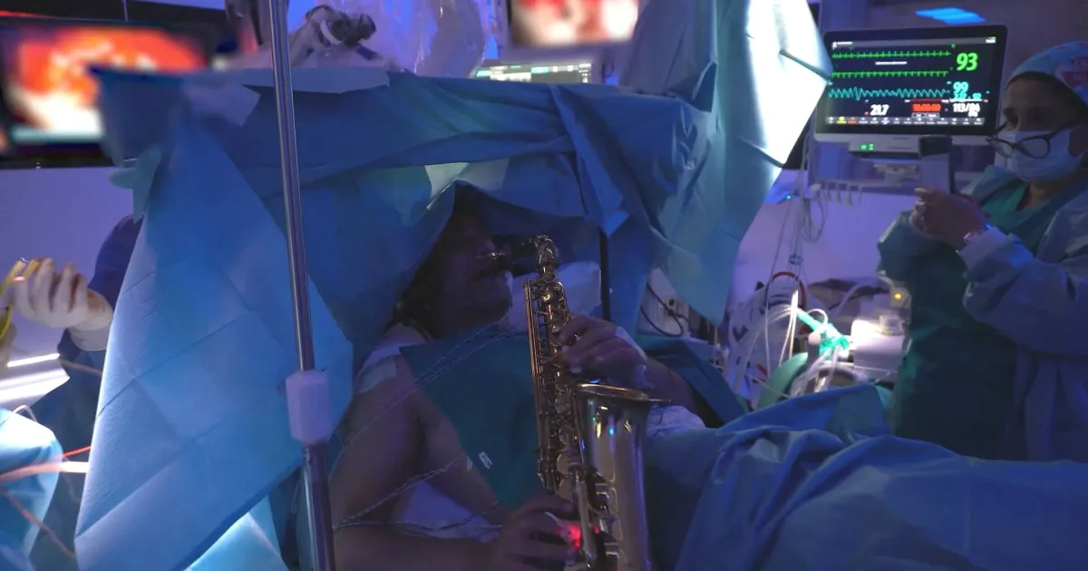 Музикант свири на саксофон по време на сложна мозъчна операция