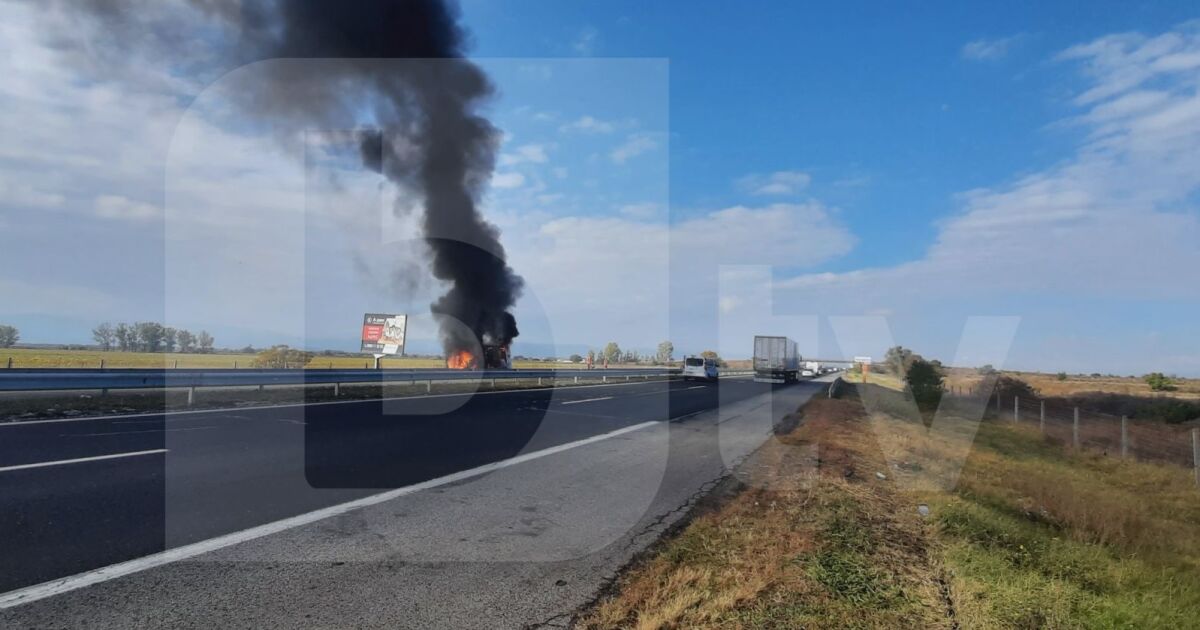 Микробус се запали на автомагистрала Тракия. Инцидентът е станал малко