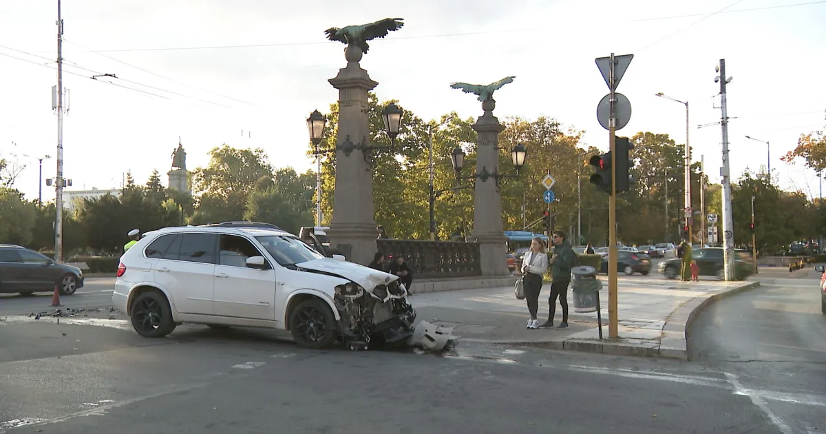 Два автомобила се удариха в центъра на София. Катастрофата е