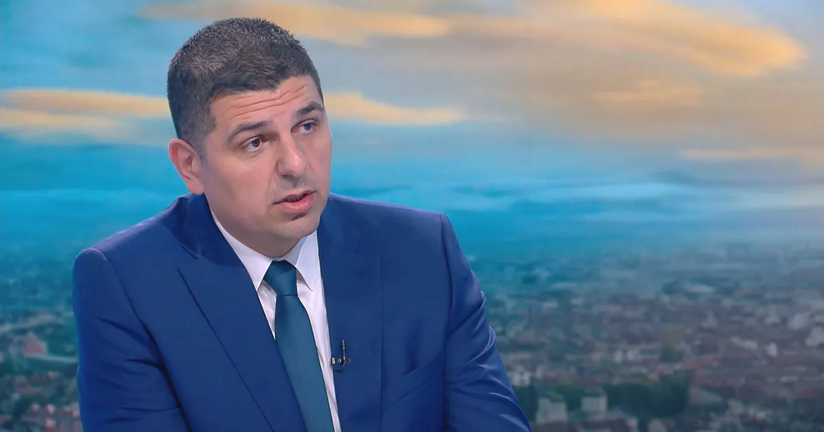  трябва да бъде държана далеч от изпълнителната власт, както