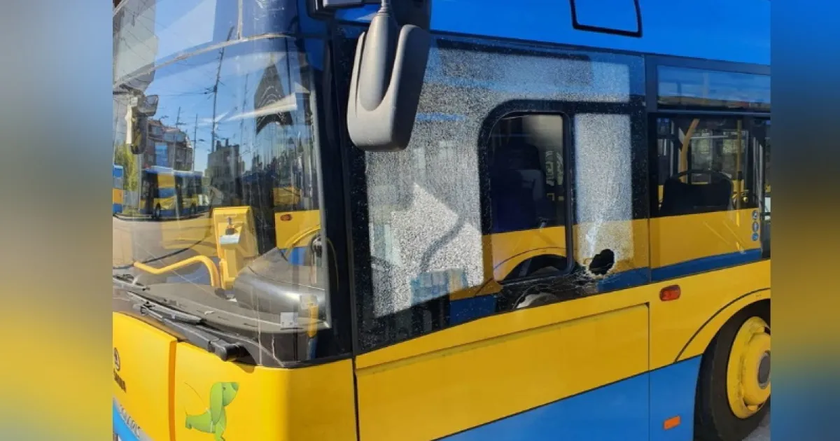 счупиха с камъни стъкла на два тролейбуса в Плевен. Инцидентите