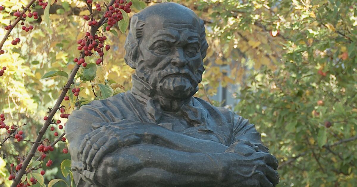 С откриване на паметник на патрона на болницата и с