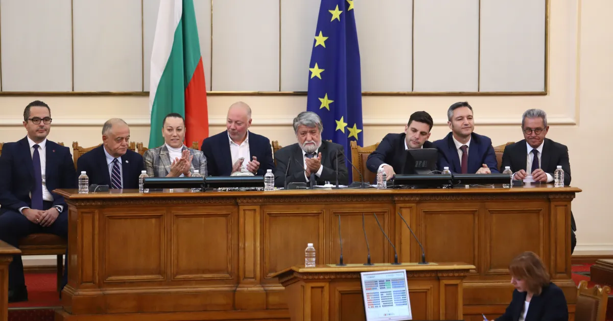 С абсолютно мнозинство от 234 гласа депутатите избраха заместниците на