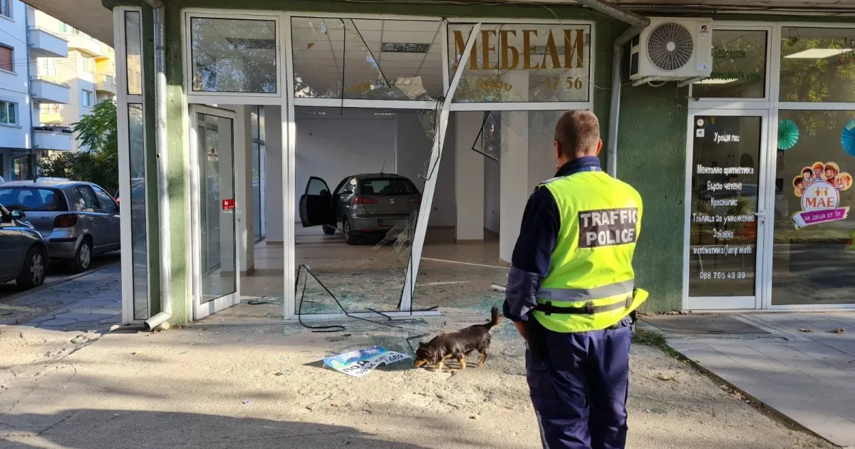 Лек автомобил се вряза в магазин на централен булевард в