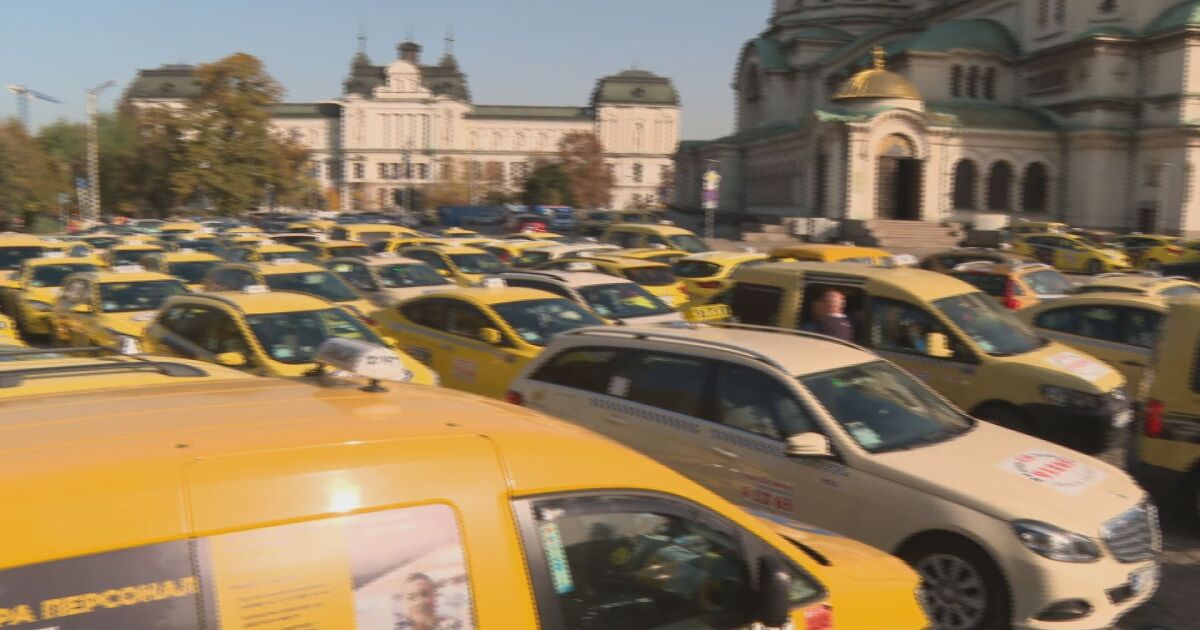 Таксиметровите шофьори се събраха на протест пред сградата на Столична