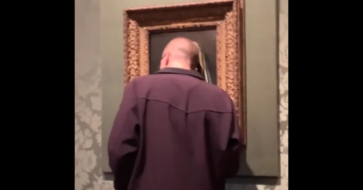 Активист срещу климатичните промени си залепи главата за стъклената преграда,