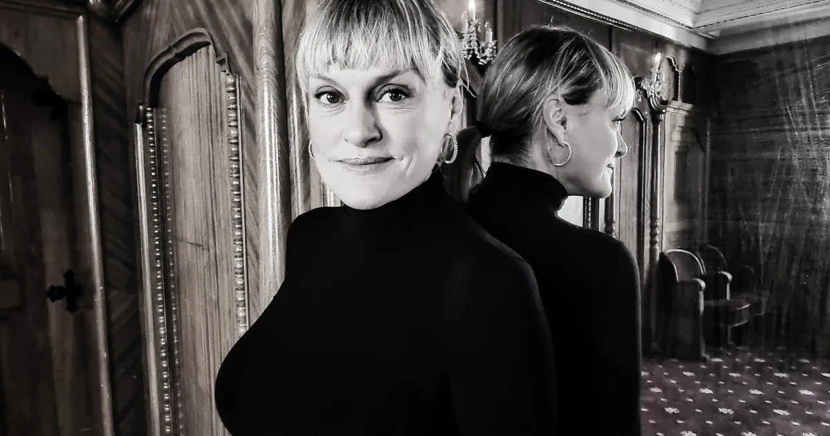 Човешко. Твърде човешко. Това е усещането за нея. И тази