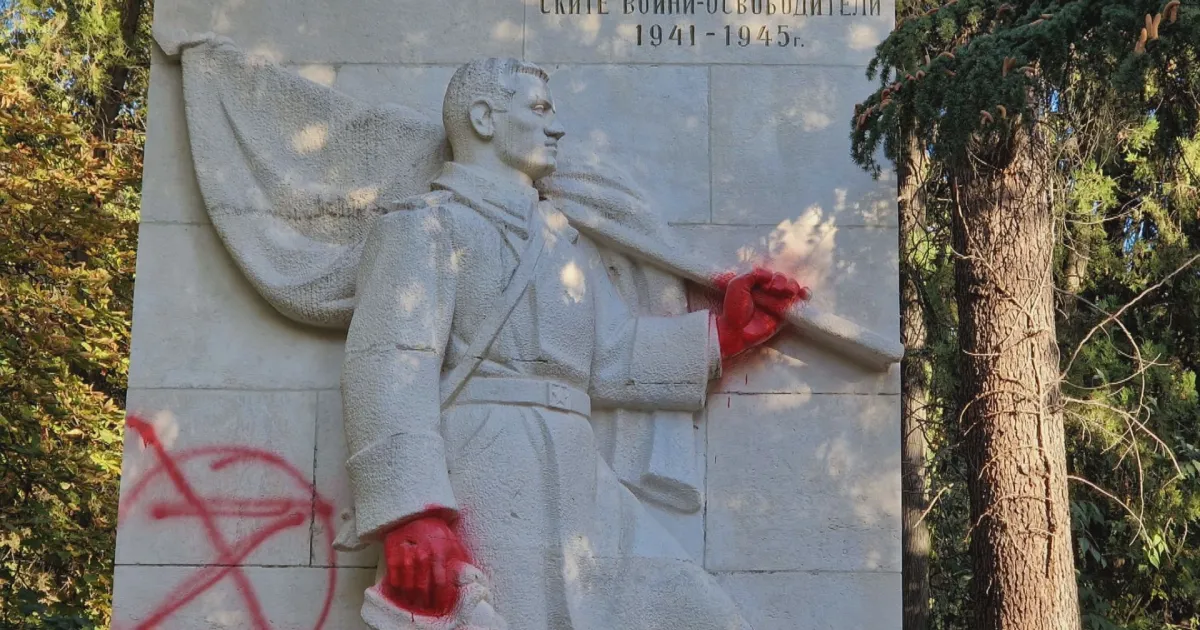 Паметникът на съветската армия в Стара Загора осъмна боядисан в